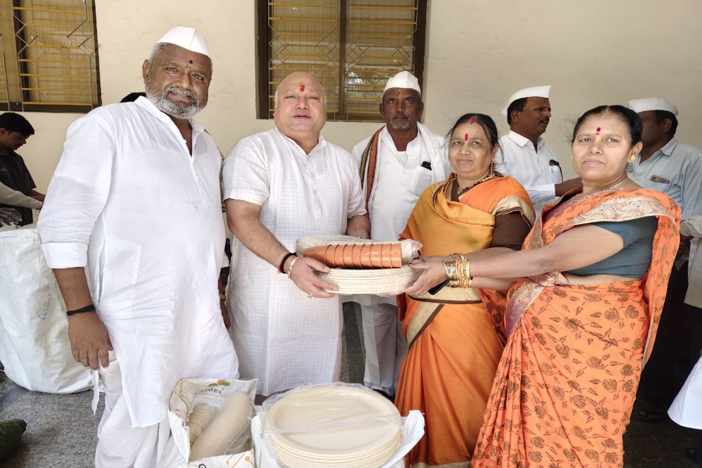 वारकरी मंडळ व दत्ताअण्णा  सुरवसे परिवारा तर्फे ताट,वाटी आणि ग्लास भेट